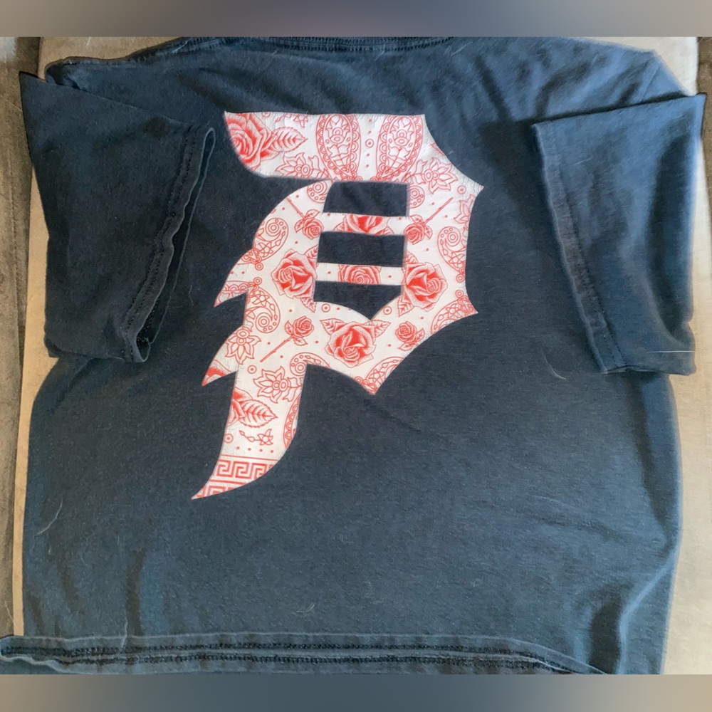 MEDIUM Primitive skaters T-shirt